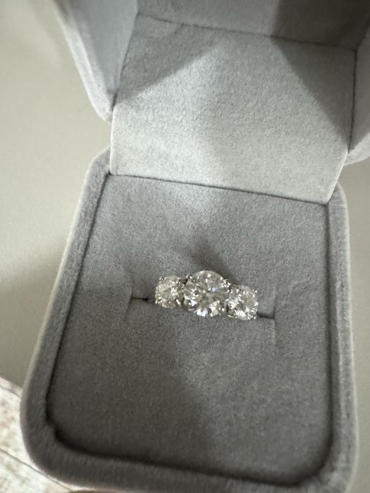 Продам срібну каблучку з натуральним муасанітом.