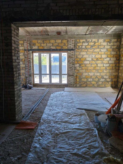 Продам двоповерховий будинок в коттеджному містечку.