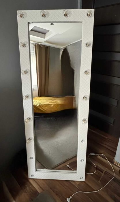 Duże lustro stojące z żarówkami LED ze skórzanym obiciem 160x60
