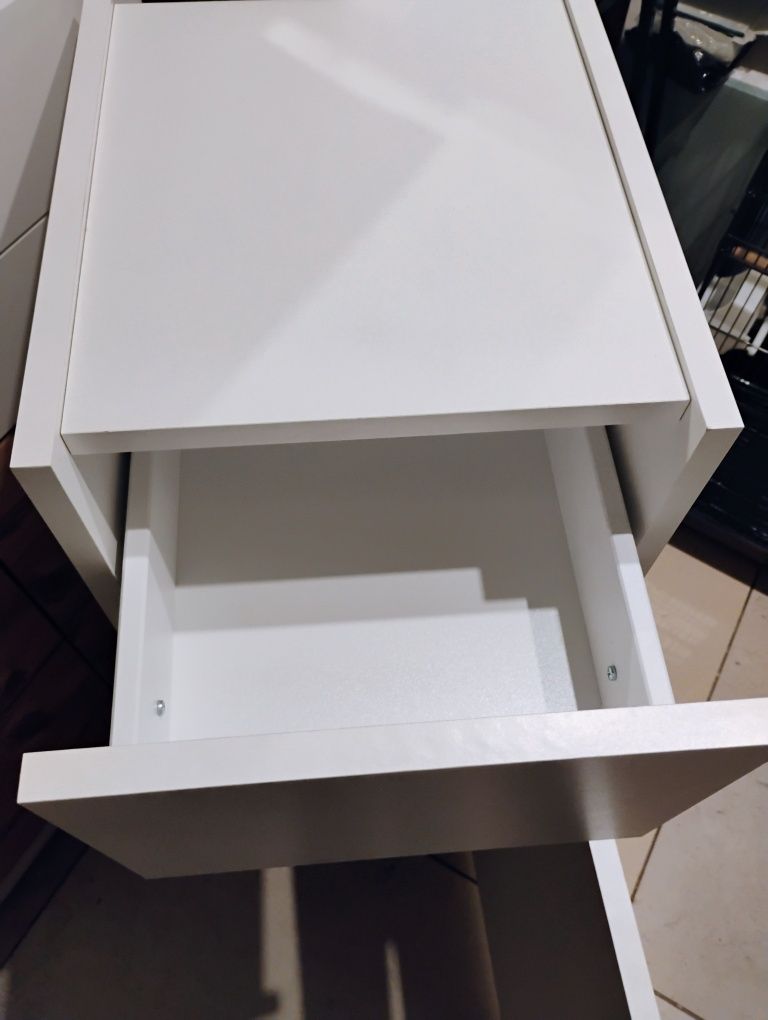 Słupki w czterech różnych wzorach. Nowe