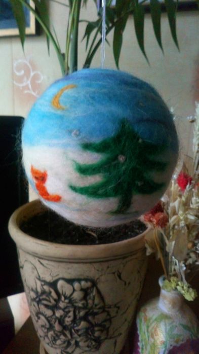 Іграшка новорічна з валяної шерсті.