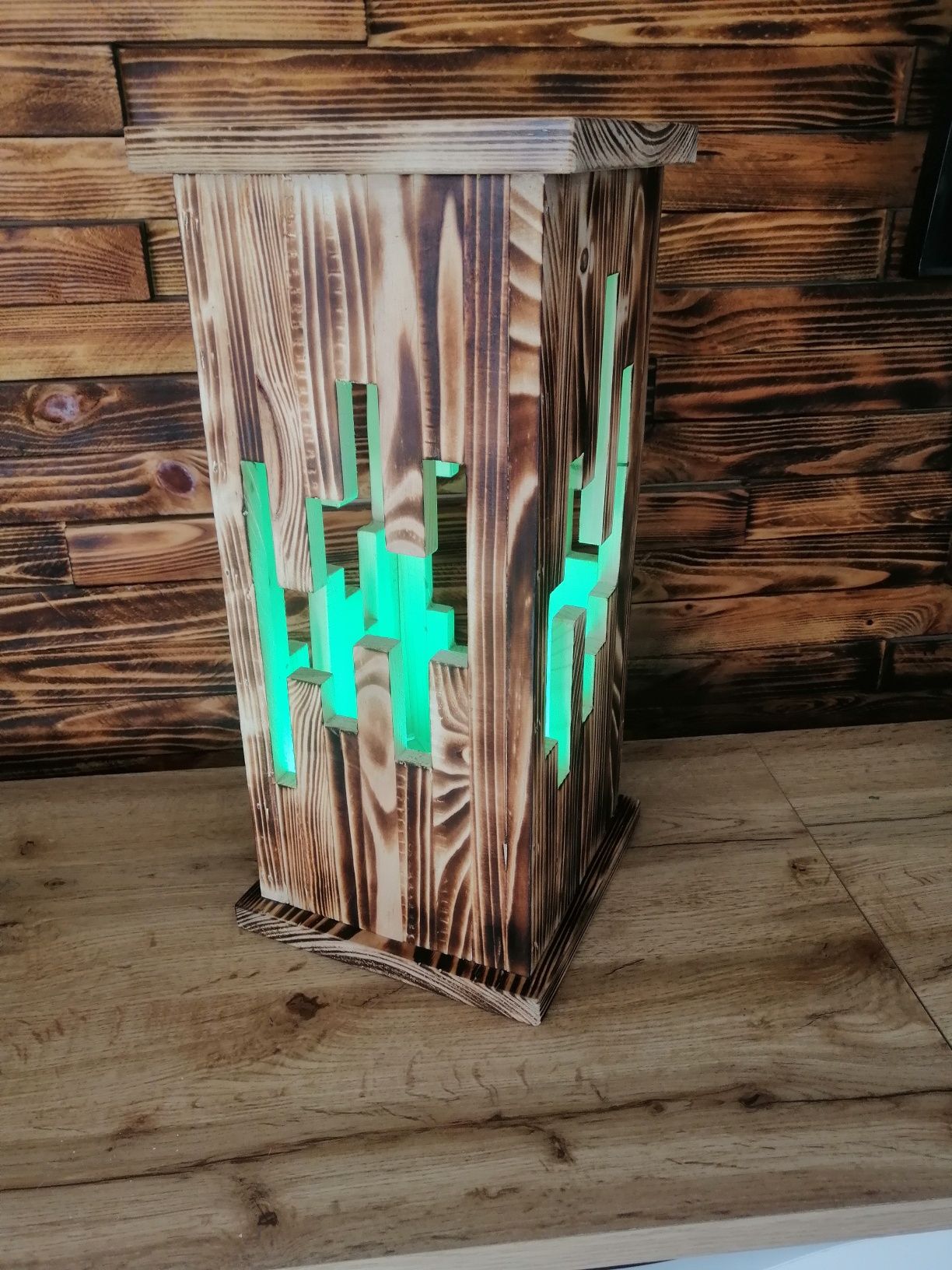 Ozdobna lampa wykonana z drewna