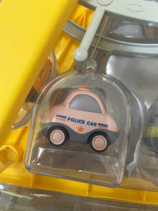 Величезне оглядове колесо з машинками