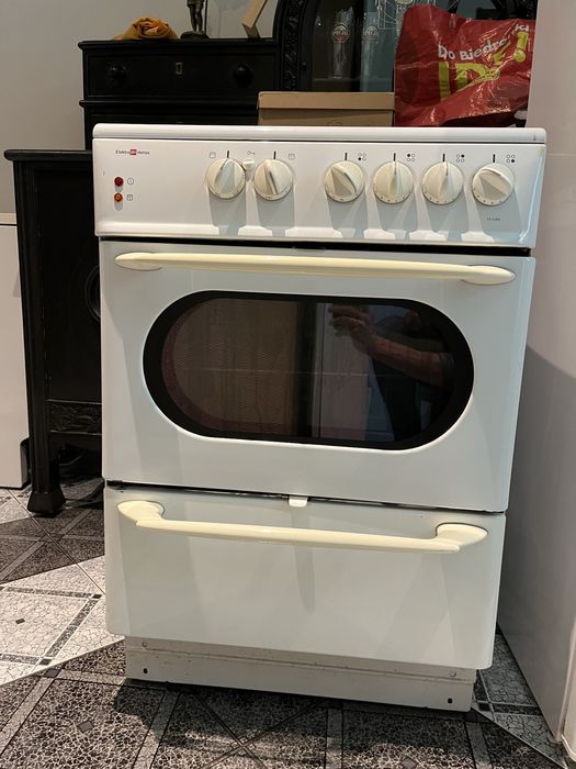 Kuchenka Elektryczna z Piekarnikiem