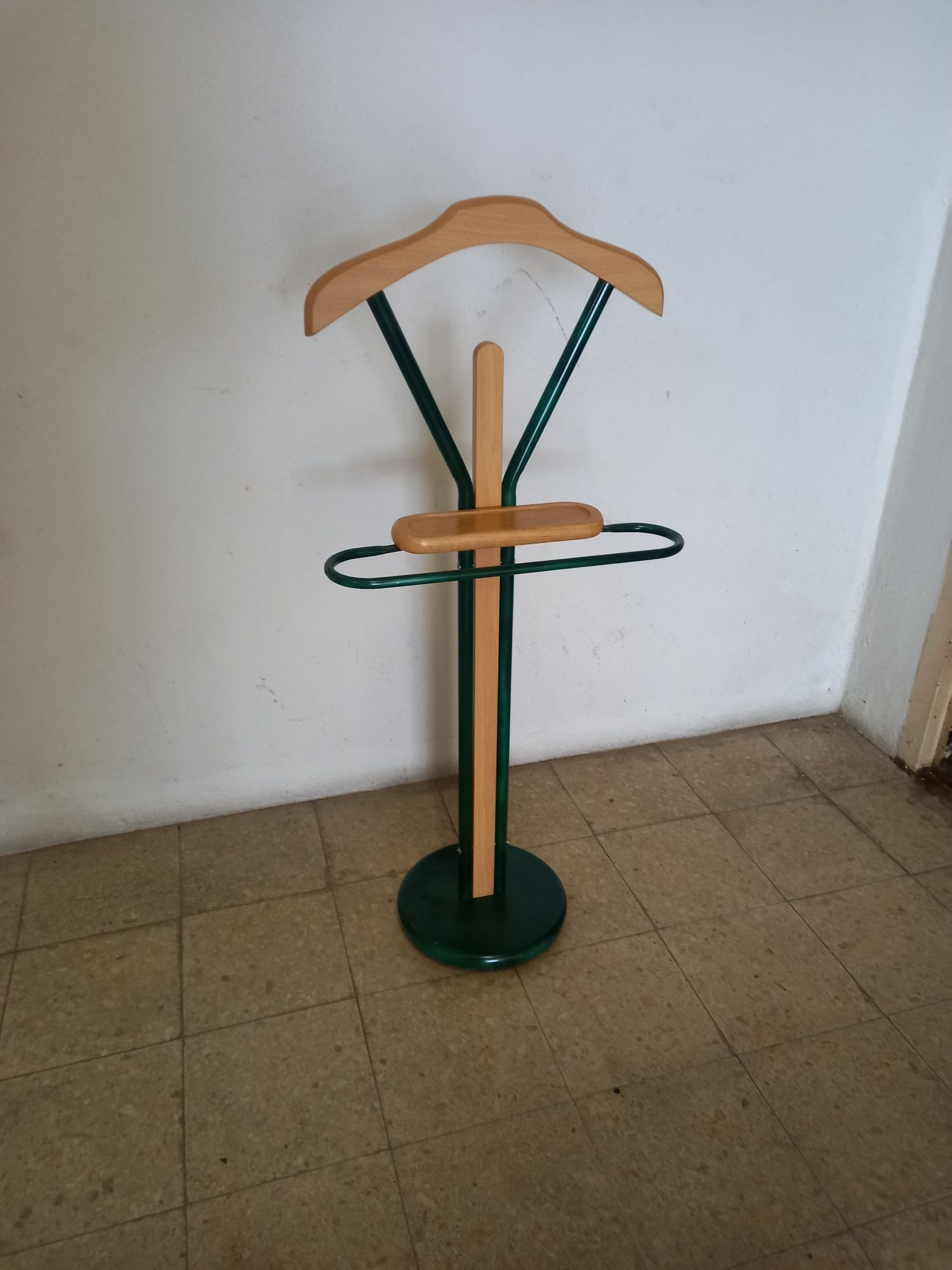 Cabide de pé alto. Bengaleiro.
