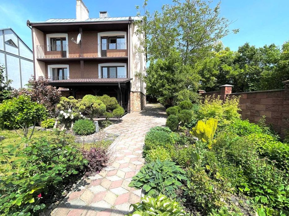 Продаж 2поверхового будинку з гаражем і ділянкою 11соток.