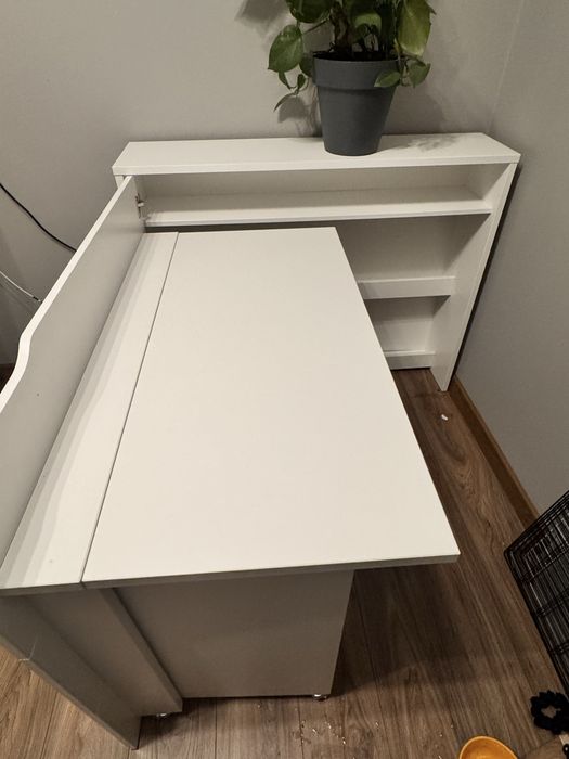 Białe biurko skladane