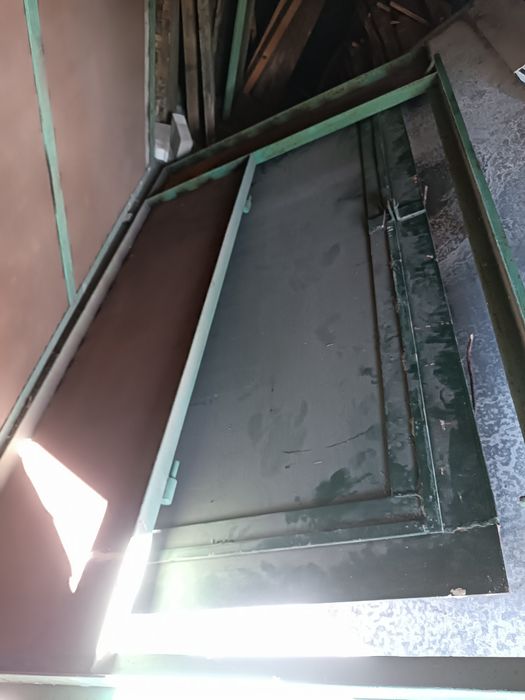 Гаражні ворота металеві з луткою нові