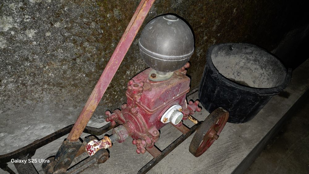 Bomba antiga de tirar agua para jardim
