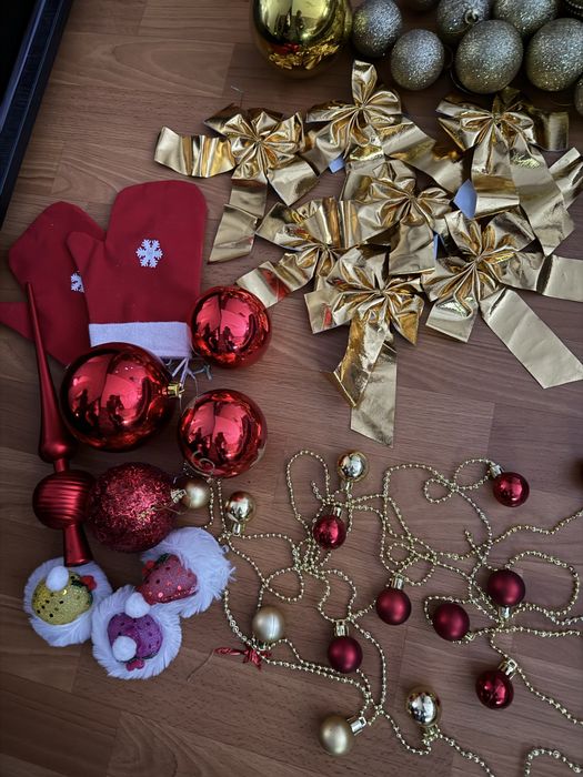 Ялинкові прикраси, ялинкові іграшки, кулі, гірлянди, намиста на ялинку