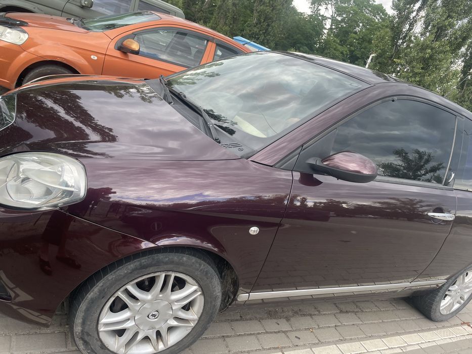 Lancia ypcilon женская машина