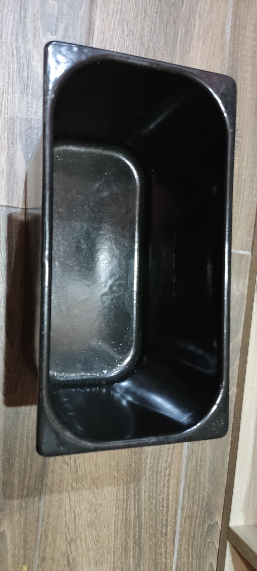 Duży metalowy pojemnik od frytownicy