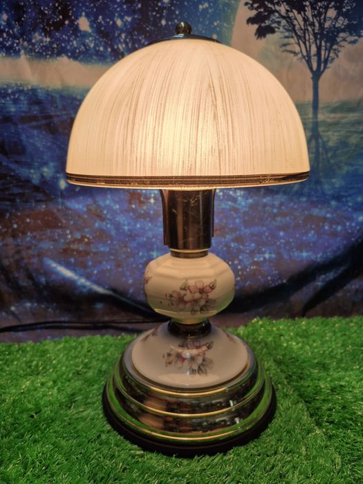 Lampka stolikowa włączająca się przez dotyk jakiejkolwiek części metal