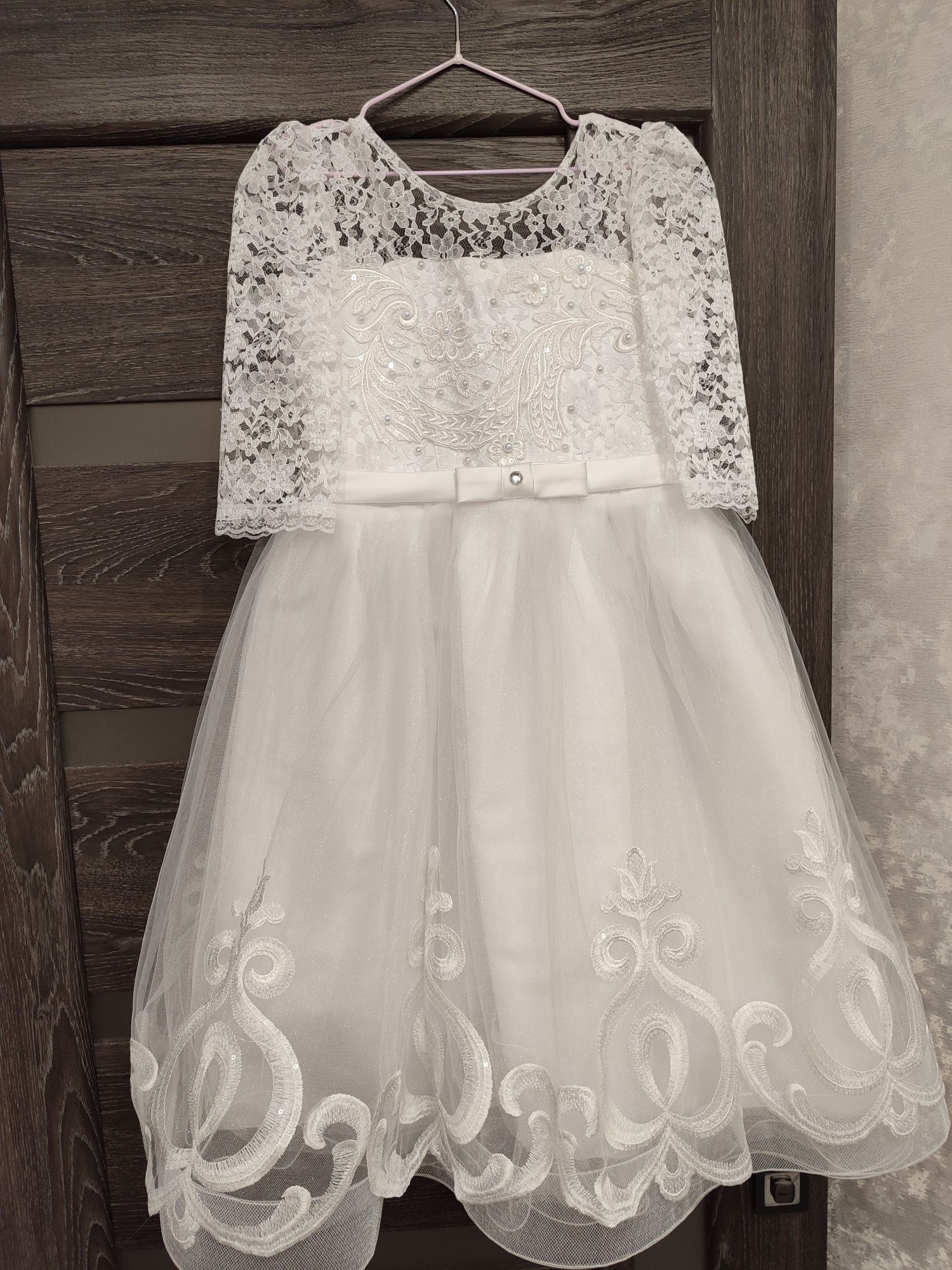 Красива біла сукня