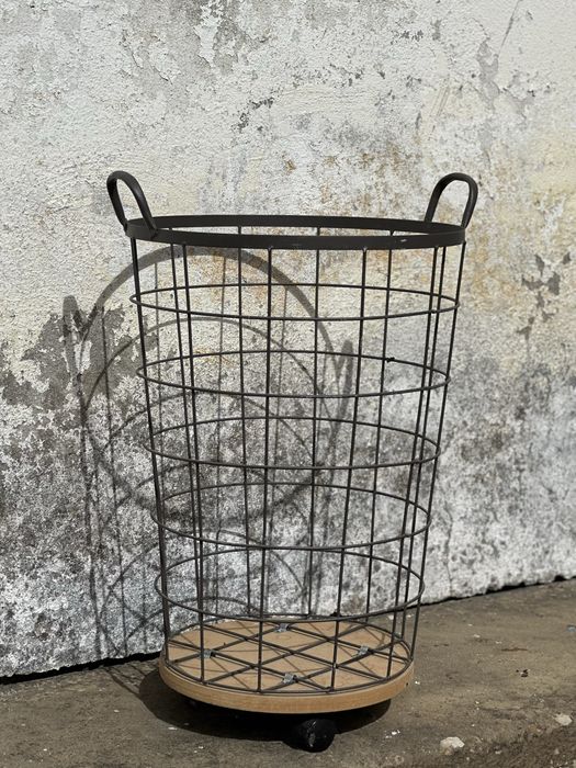 Cesto de metal e base de madeira