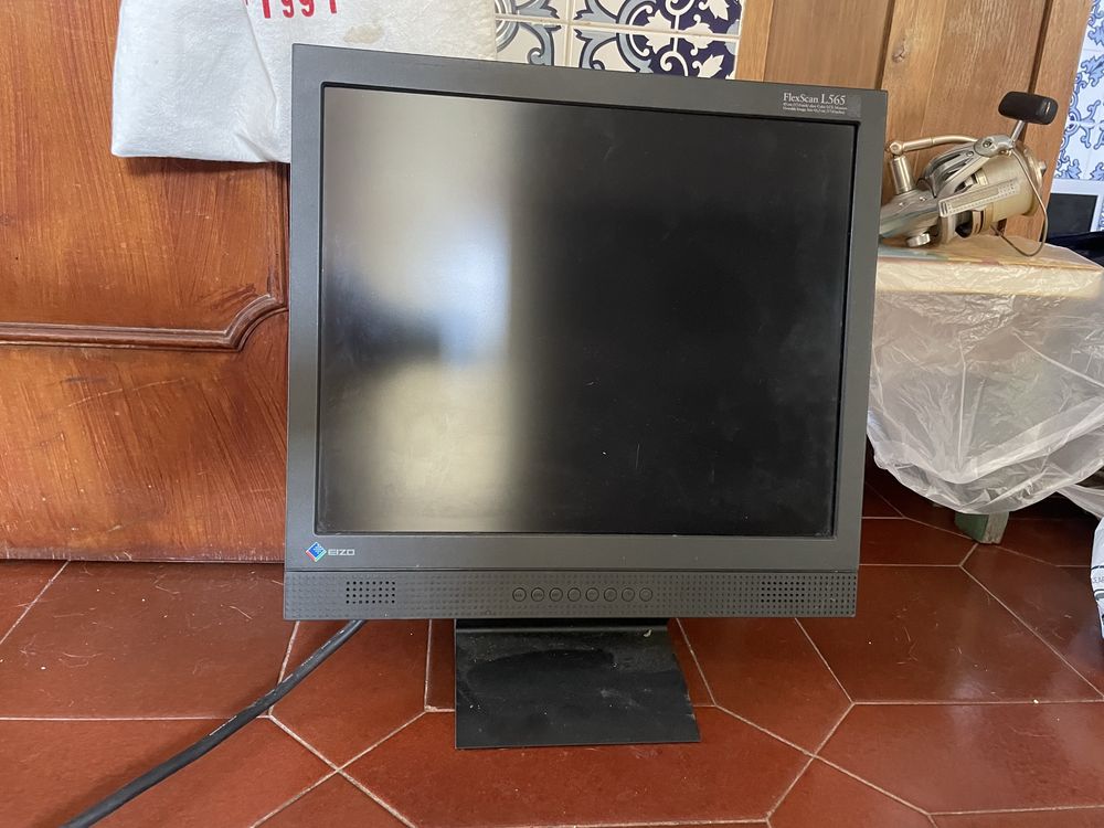 Conjunto dois monitores regulaveis