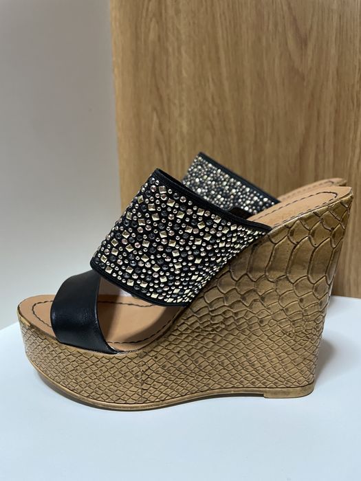 Шлепанцы на платформе кожаные