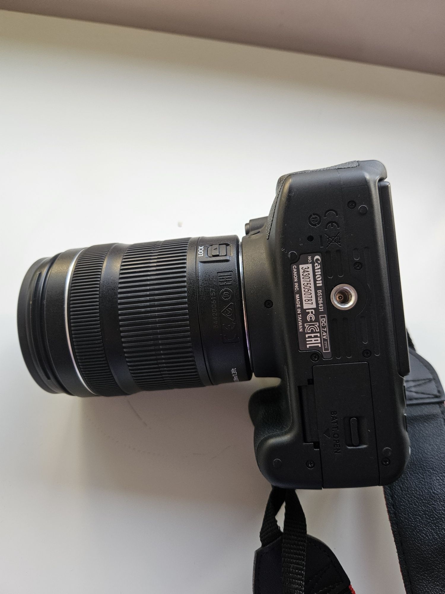 Máquina Fotográfica Reflex Canon EOS 700D + EF-S 18-135mm f/3.5-5.6 IS