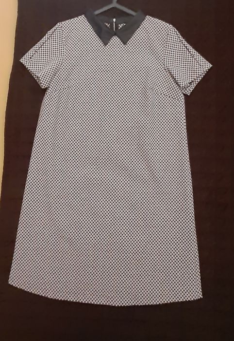 Vestido com colarinho em napa.