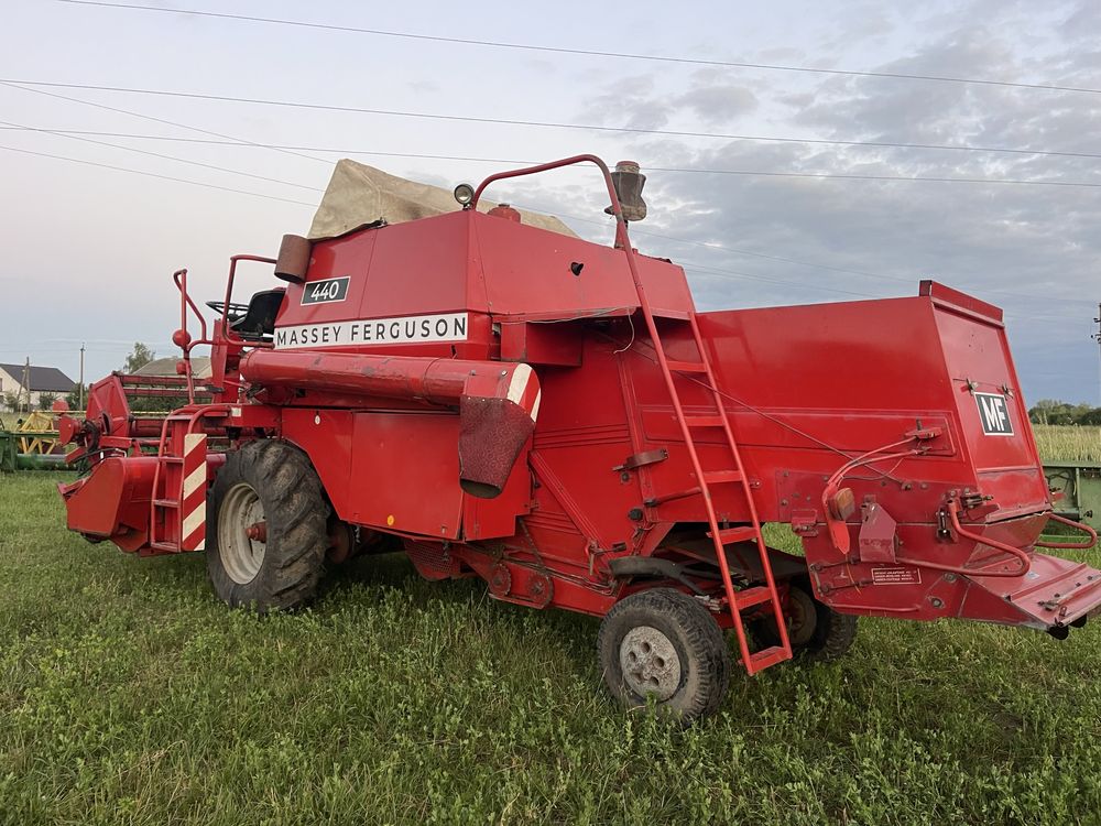 Зернозбиральний комбайн Massey Ferguson 440 3.м