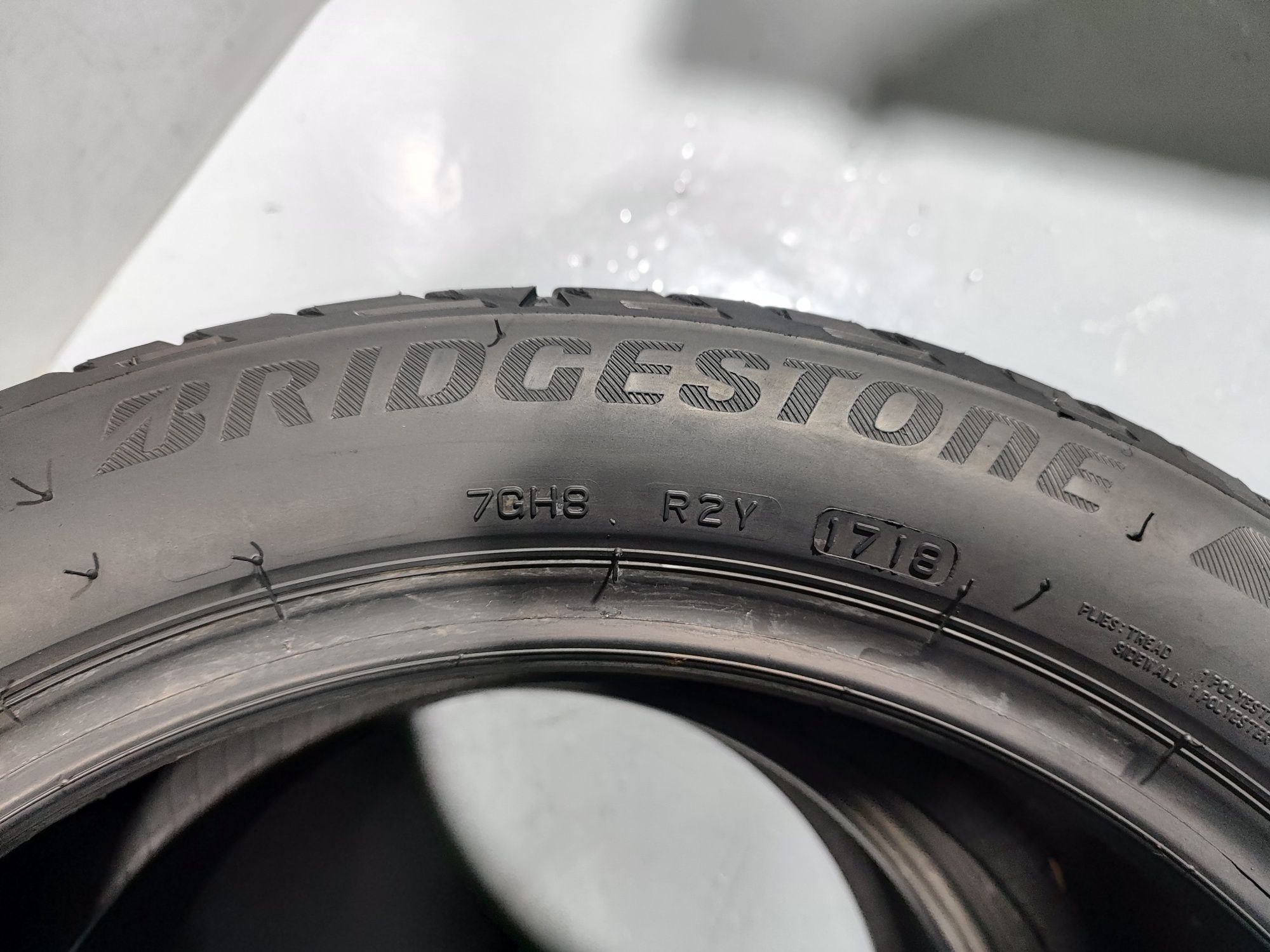 2 pneus semi novos 225-45R17 Bridgestone - Oferta dos Portes