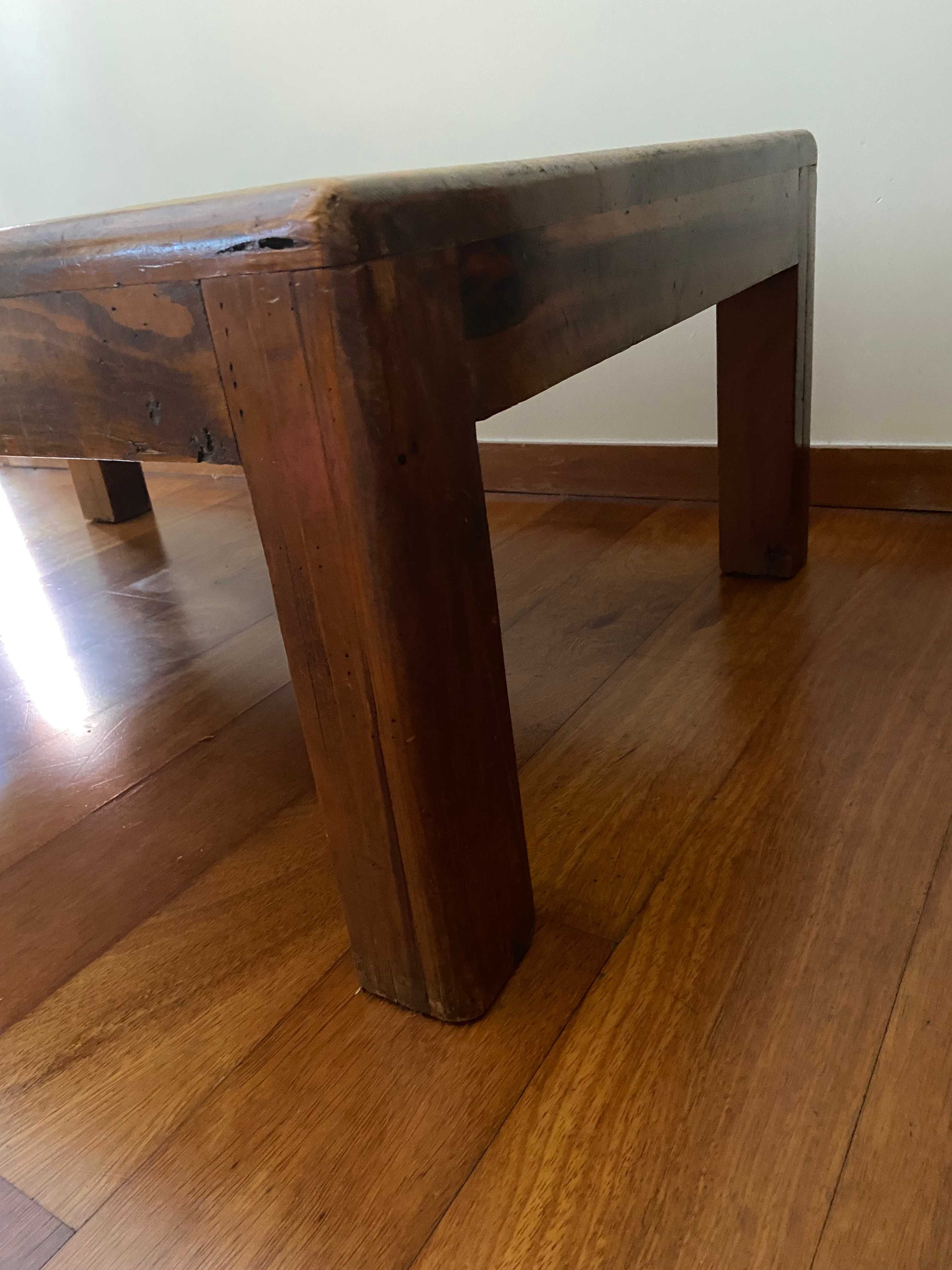 Mesa de Apoio e centro em madeira maciça com 1.10m x 0,70m