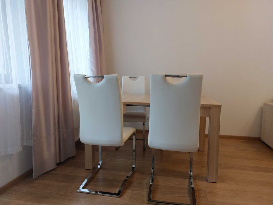 Stół rozkładany + 4 krzesła ( jasna skóra ekologiczna) nogi chromowane