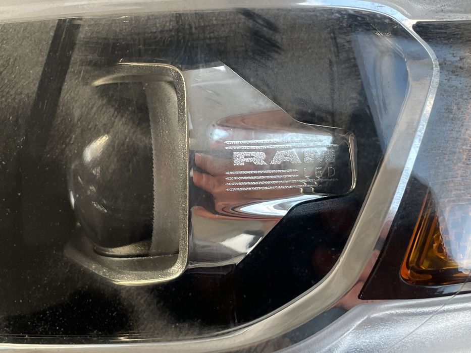 Фара на dodge ram