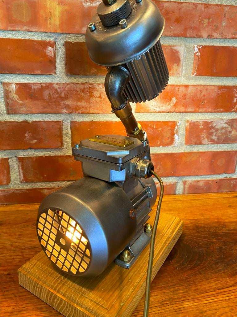 Lampa gabinetowa, industrialna