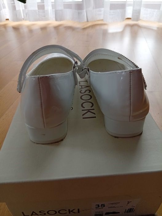 Białe lakierowane baleriny dziewczęce 35