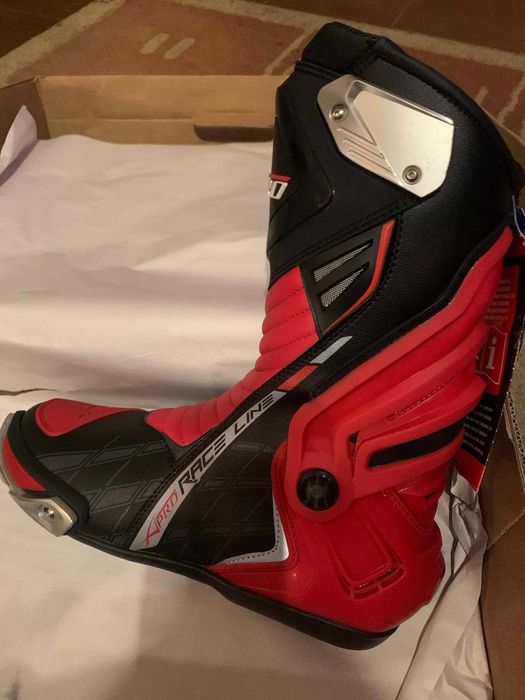 Botas novas para mota de pista