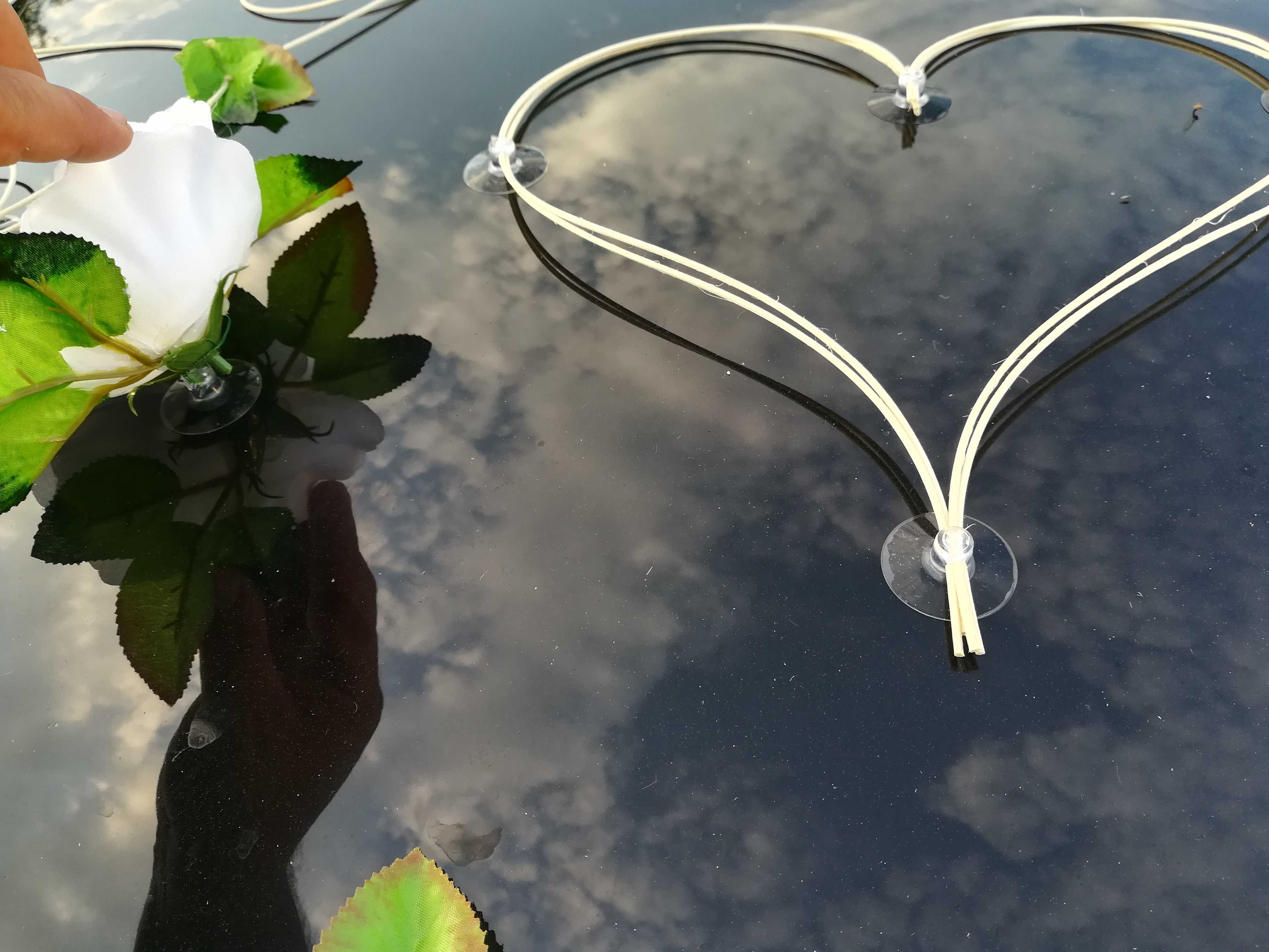 ślub wesele dekoracja samochodu weselnego kwiaty białe róże