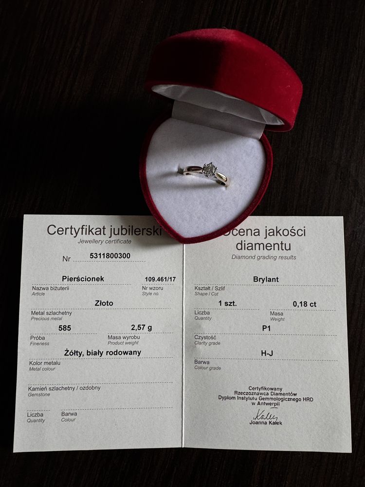 Złoty pierścionek z brylantem APART