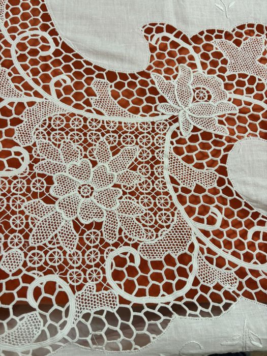 Colcha de linho com bordado de burano