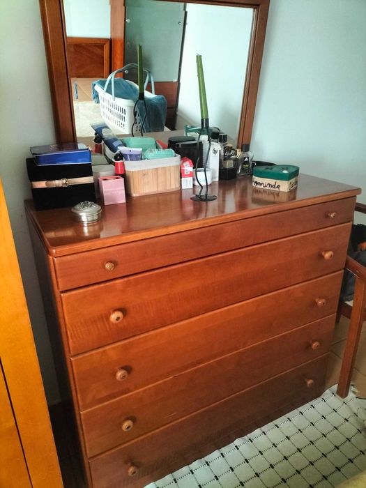 Mobília, de Nogueira, quase nova e muito robusta. Á peça /no seu todo!