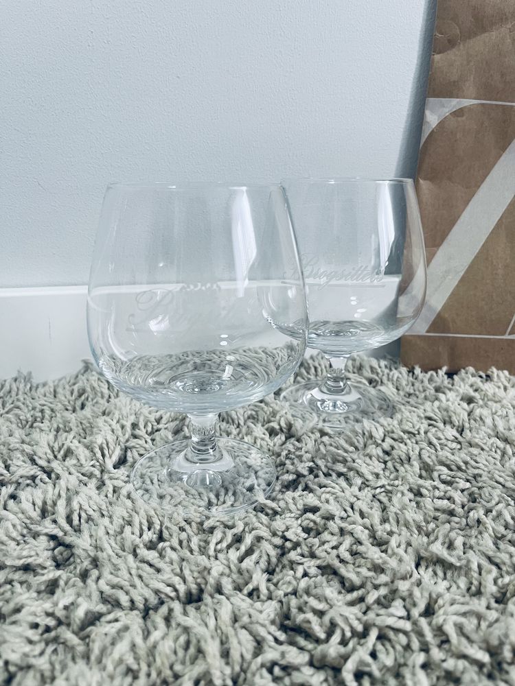 Zestaw dwoch pucharkow kieliszki szklane na nozce na wino