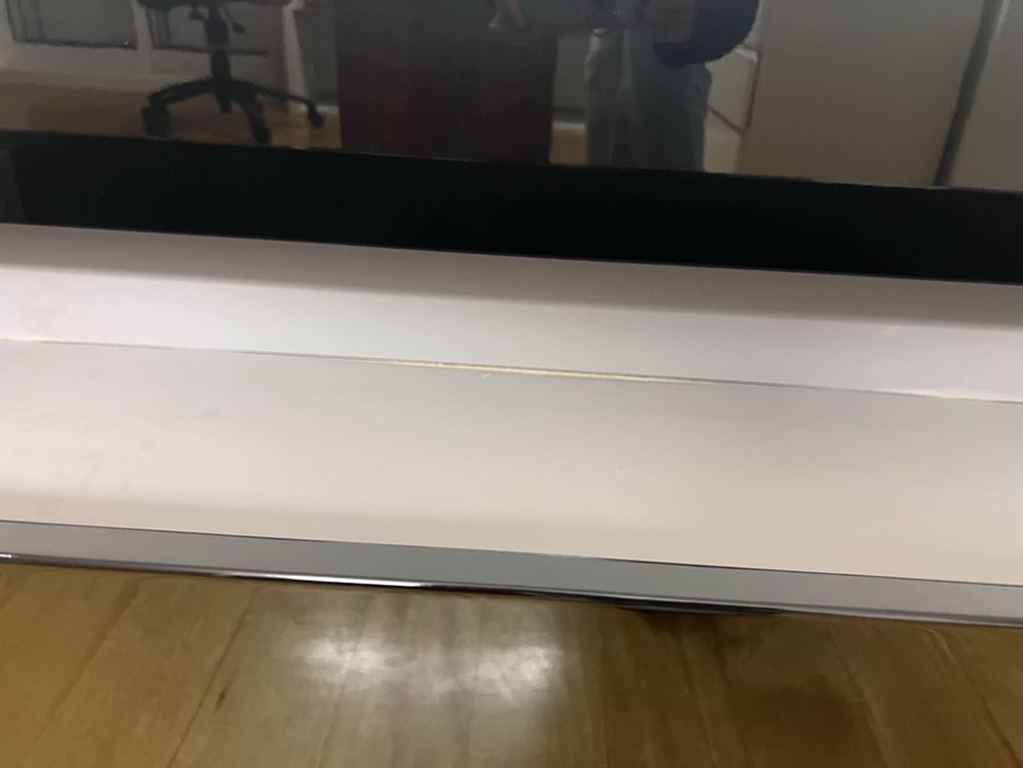 Armario camiseiro a precisar reparação na gaveta