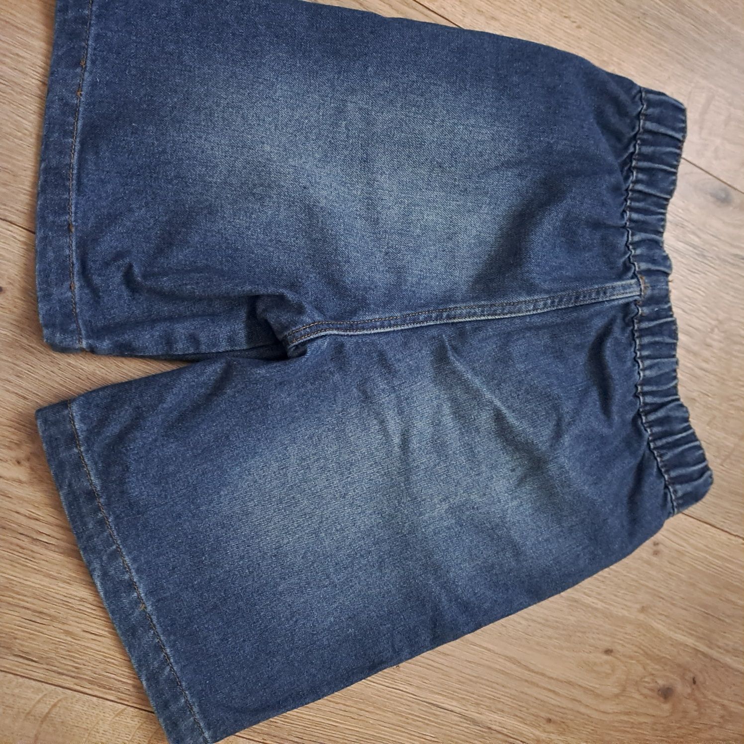 Krotkie spodenki jeansowe r140