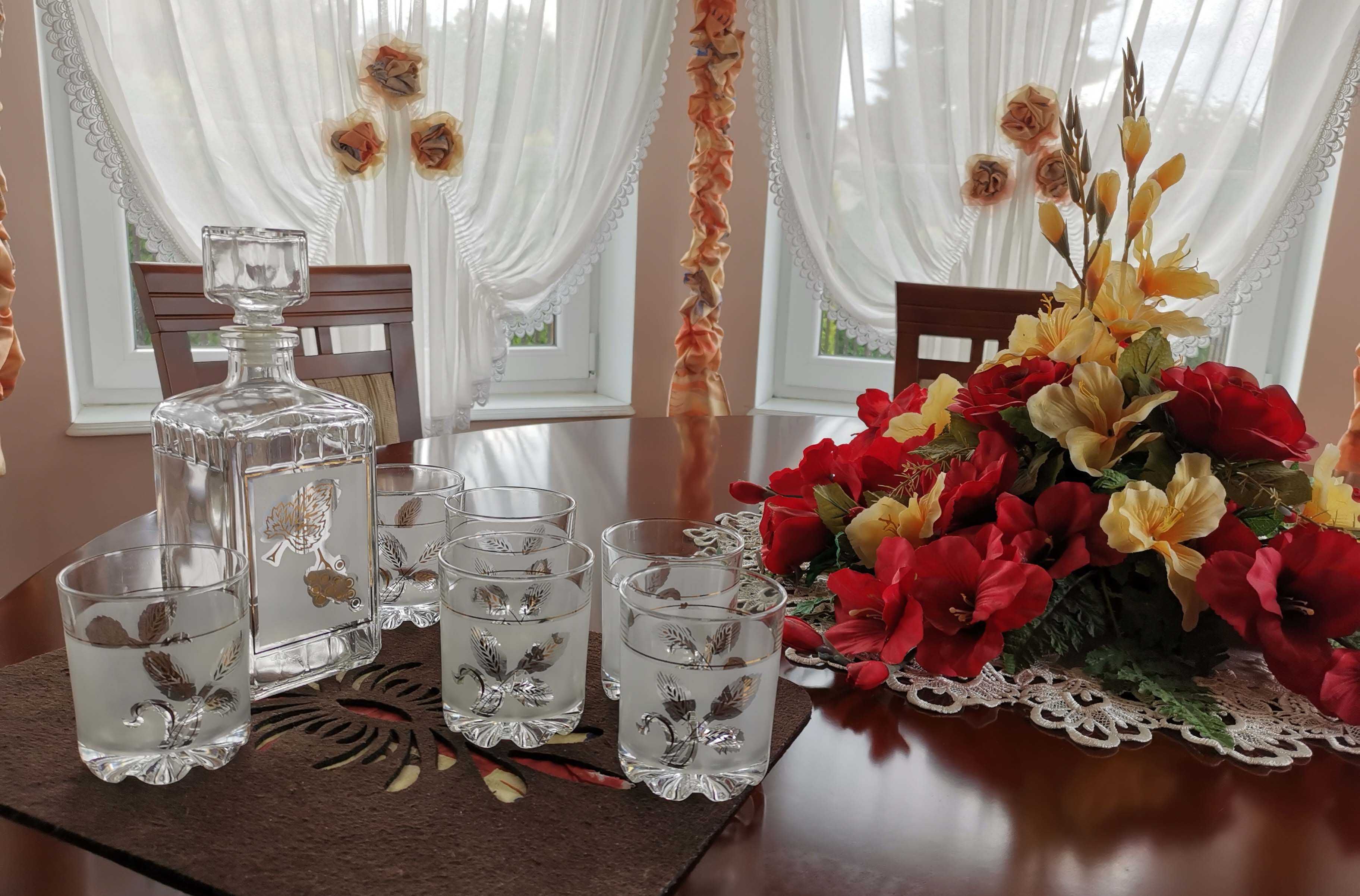 karafka i szklanki do whisky