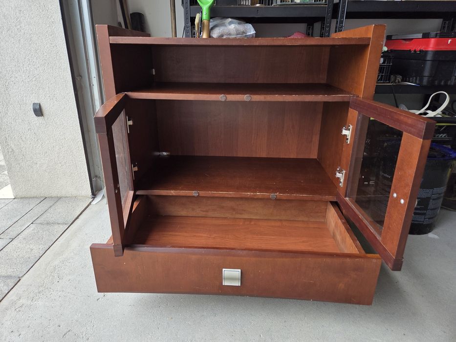 Szafka RTV w kolorze orzech