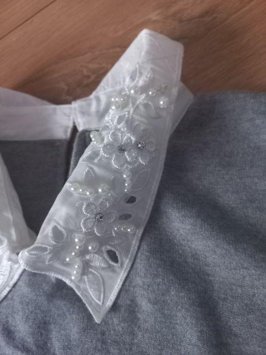Elegancki Sweterek z krysztalkami na  kołnierzyku