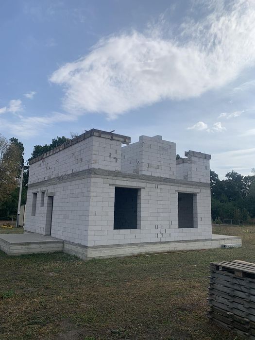 Бригада будівельників виконує будівельні роботи приватних будинків