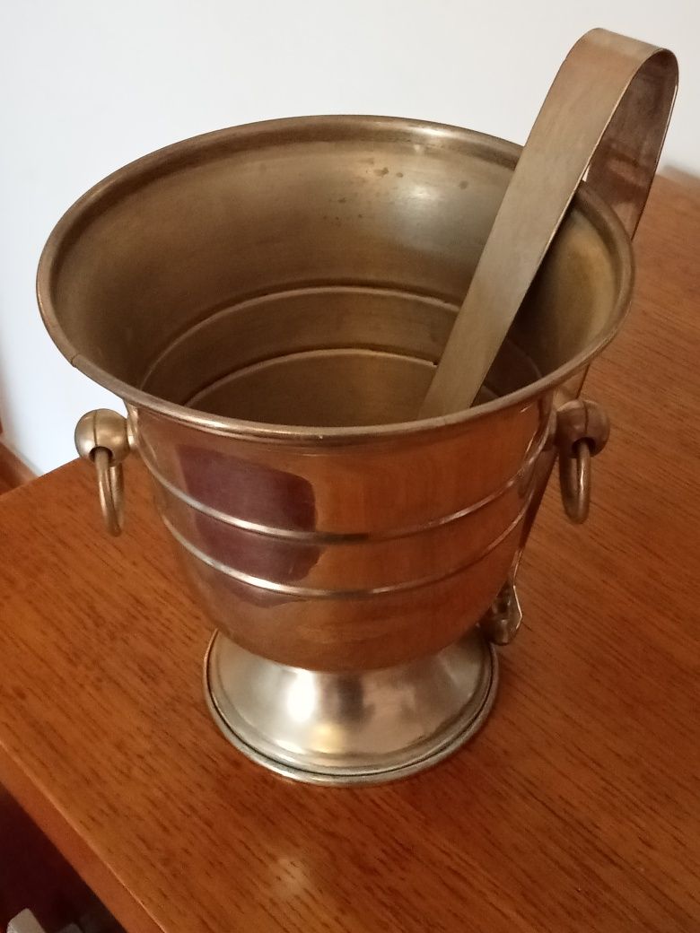 Vendo balde de gelo e chaleira em prata excelente estado