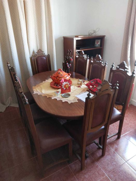 Mesa de sala de jantar e oito cadeiras em mogno maciço