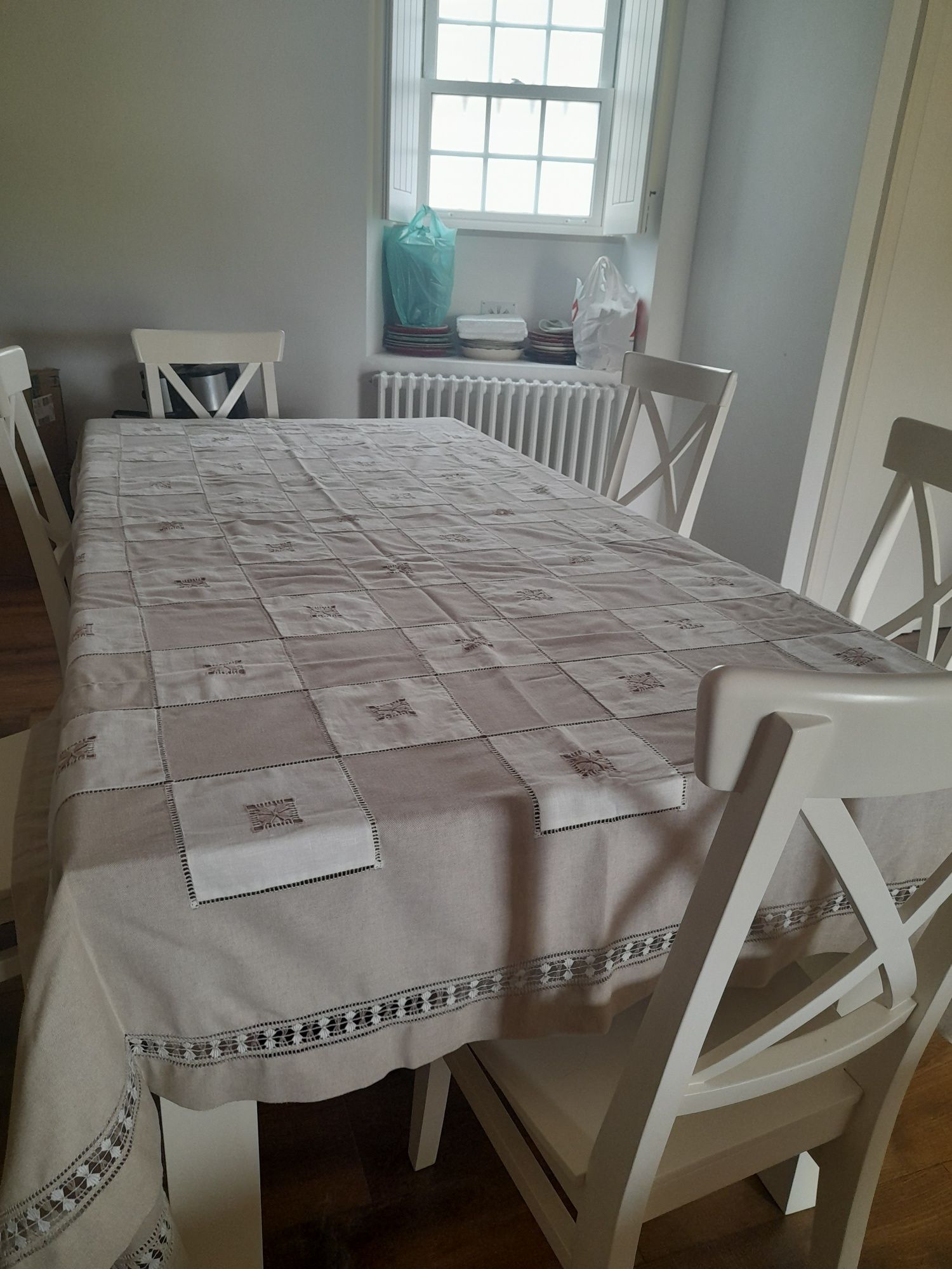 Toalha de mesa de renda com bainha aberta