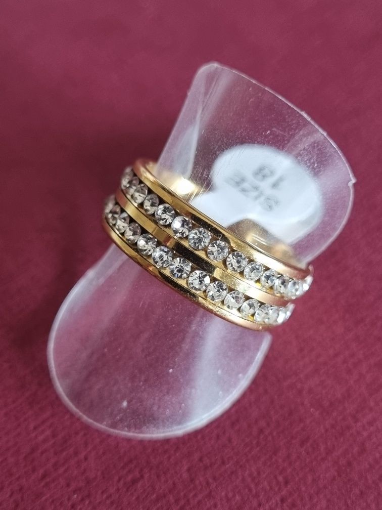 Anel/aliança dourado, em aço, com 2 fiadas de zirconias. T18