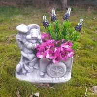 Figurka gipsowa, krasnal z donicą, kompozycja Kwiatowa