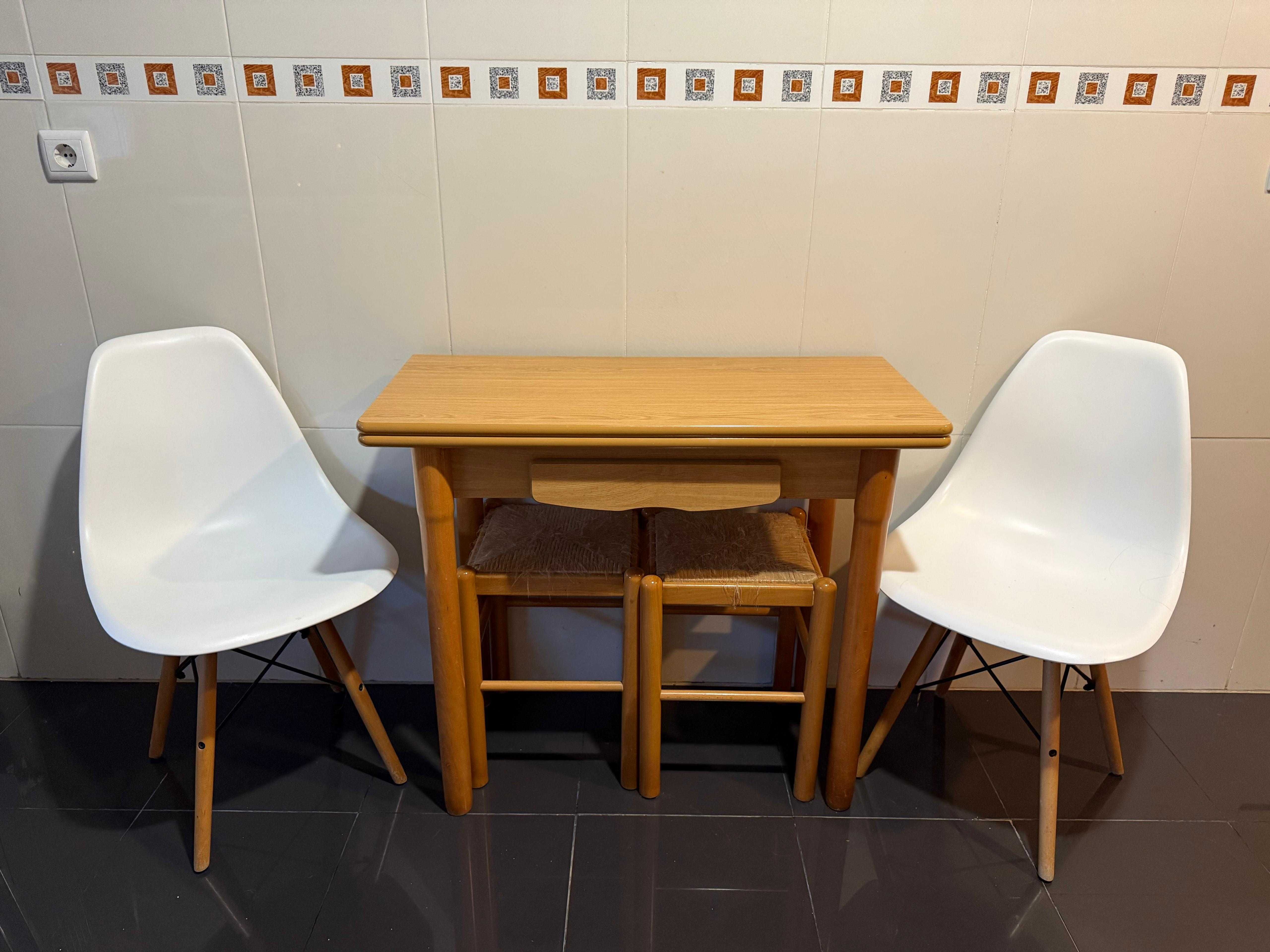 Mesa de cozinha com 2 bancos e duas cadeiras