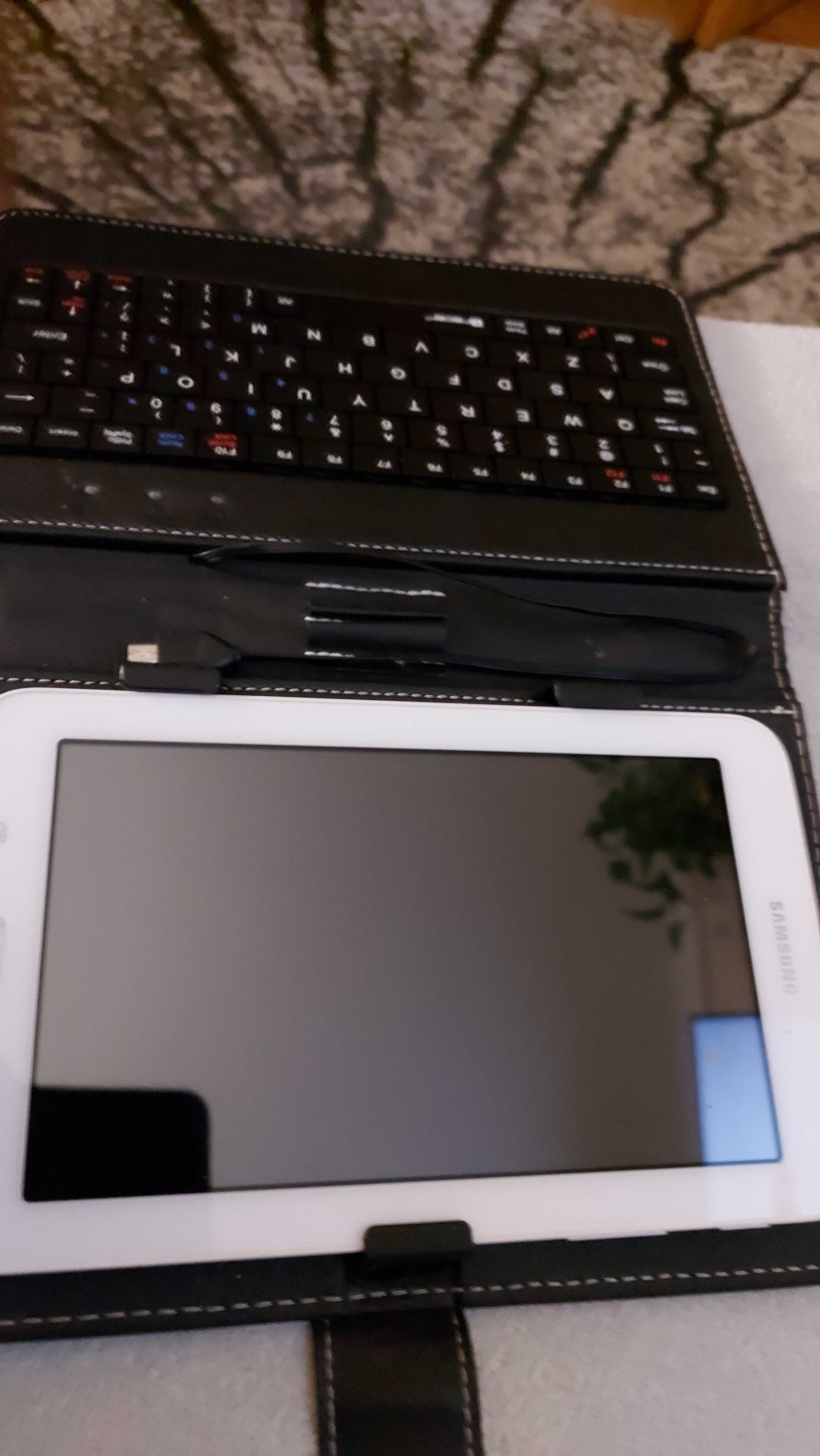 Tablet Samsung Galaxy Tab 3 Lite VE SM-T113 Biały z klawiaturą w etui.