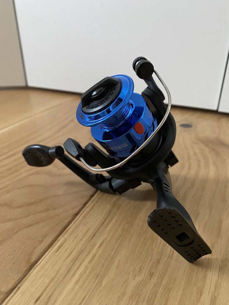 kołowrotek spinning niebieski